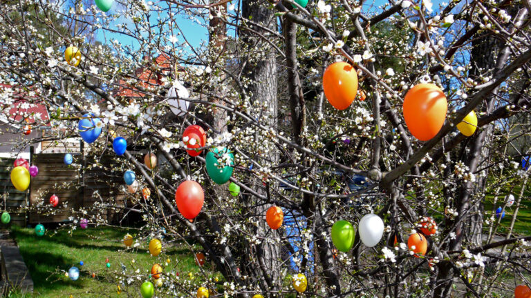 1440 Familie Ostern Osterbaum c Blickwinkel BLWS302856